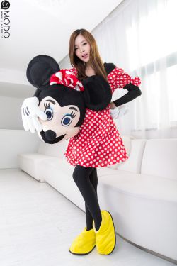 王俊凯疑回应与经纪人穿情侣装